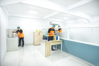 Manajemen memeriksa hasil produksi